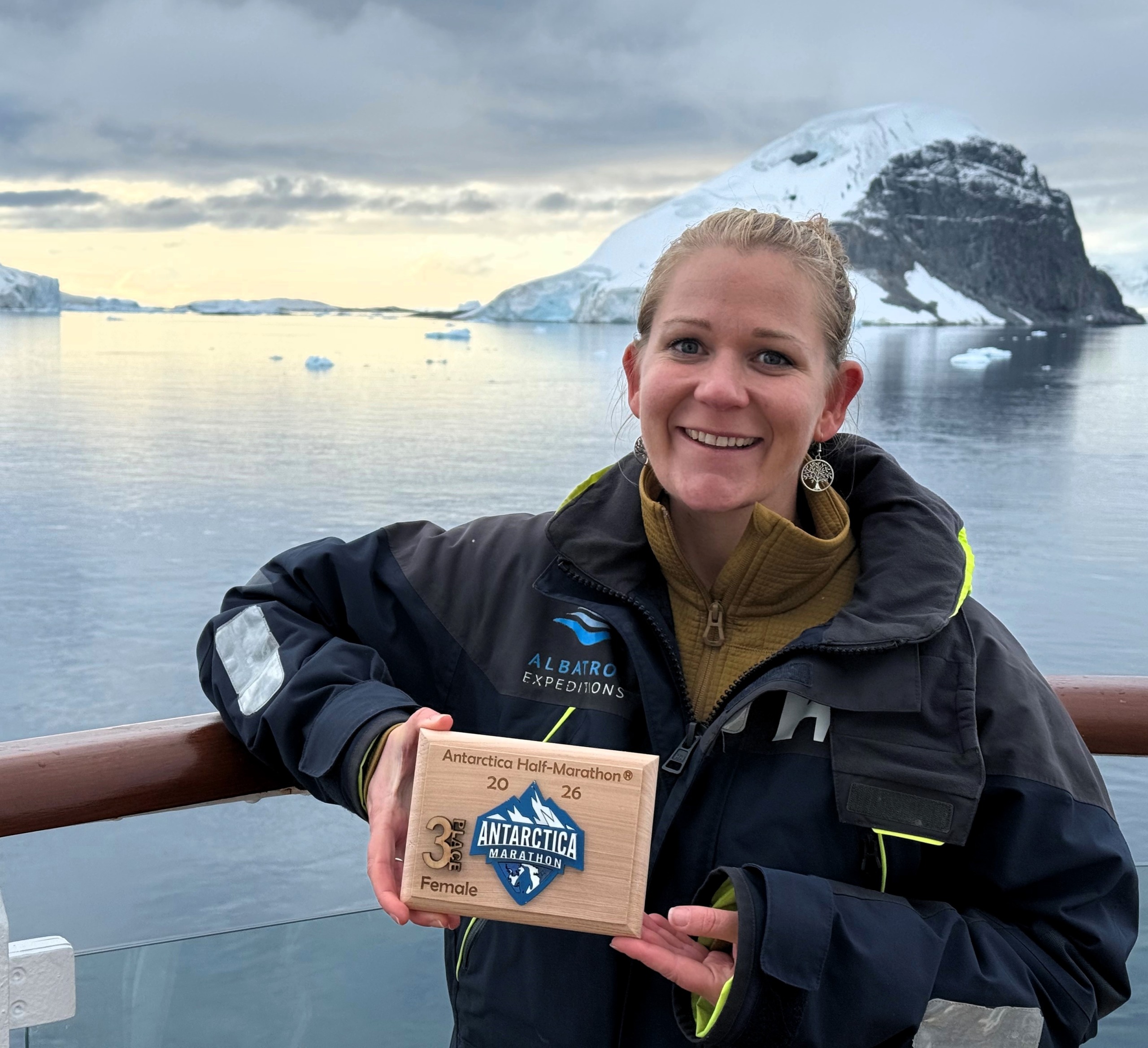 Tania Jeken proudly holds the trophy she has received for a third place in the half marathon on Antarctica. Photo: Gert van Dalen