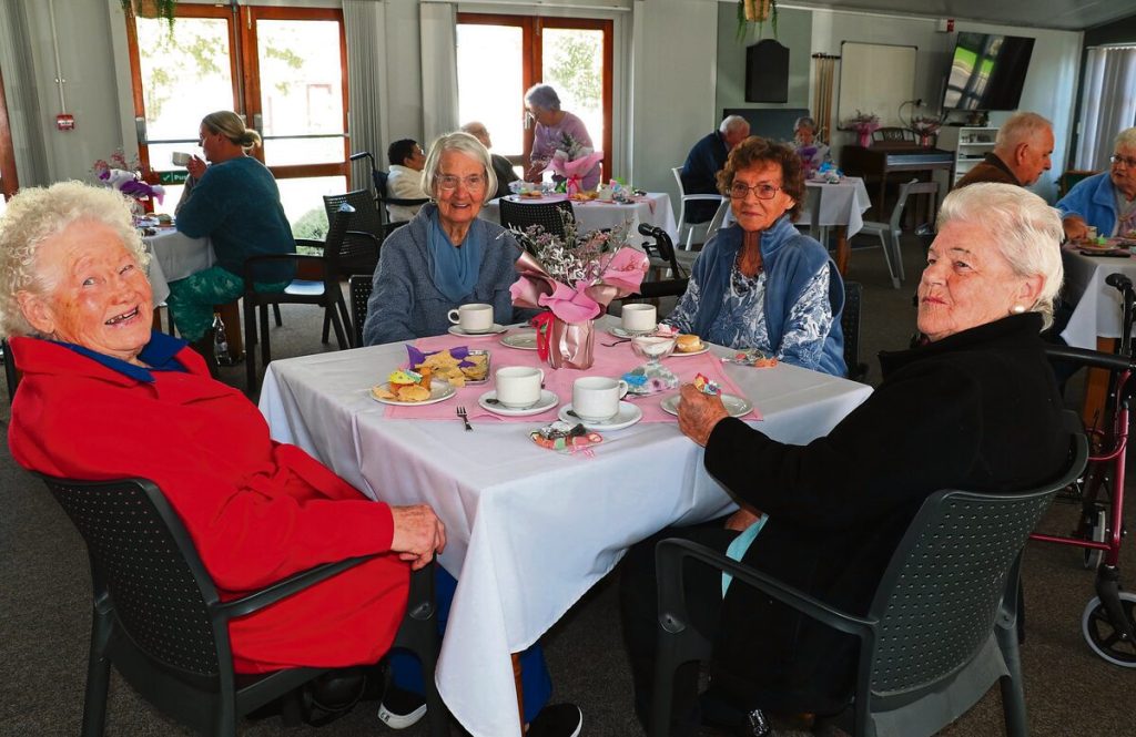 Inwoners van Eden Park by die viering.