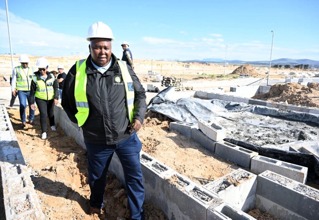Anda Ntsodo, chair of the City's human settlements portfolio committee, led a visit to the housing development.