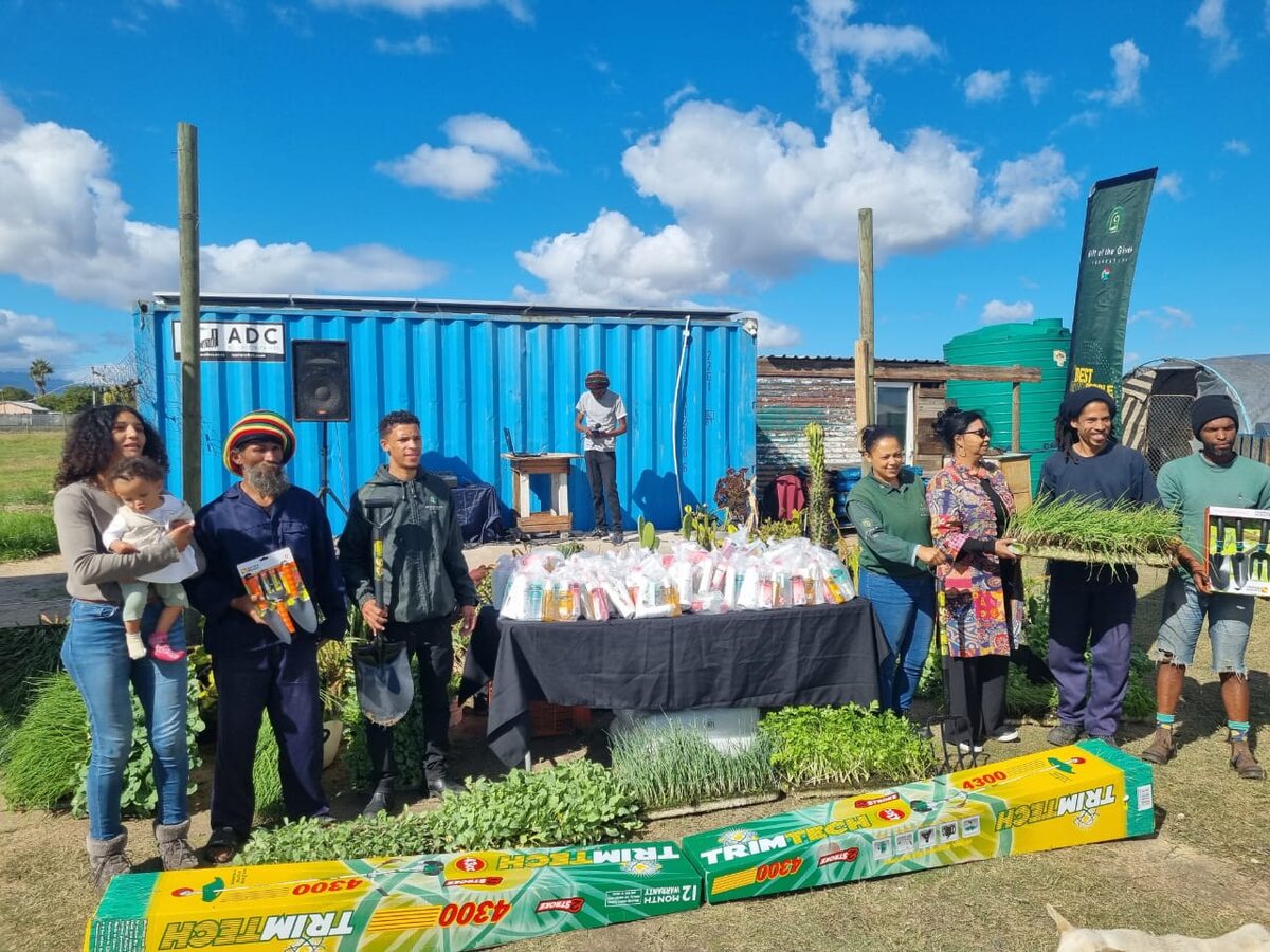 From left are Elmarie Geduld, Abraham Maritz (project leader) Corbin Van Neethling (Gift of the Givers) ward councillor Brenda Hansen, André Geduld en Ryan De Wee.