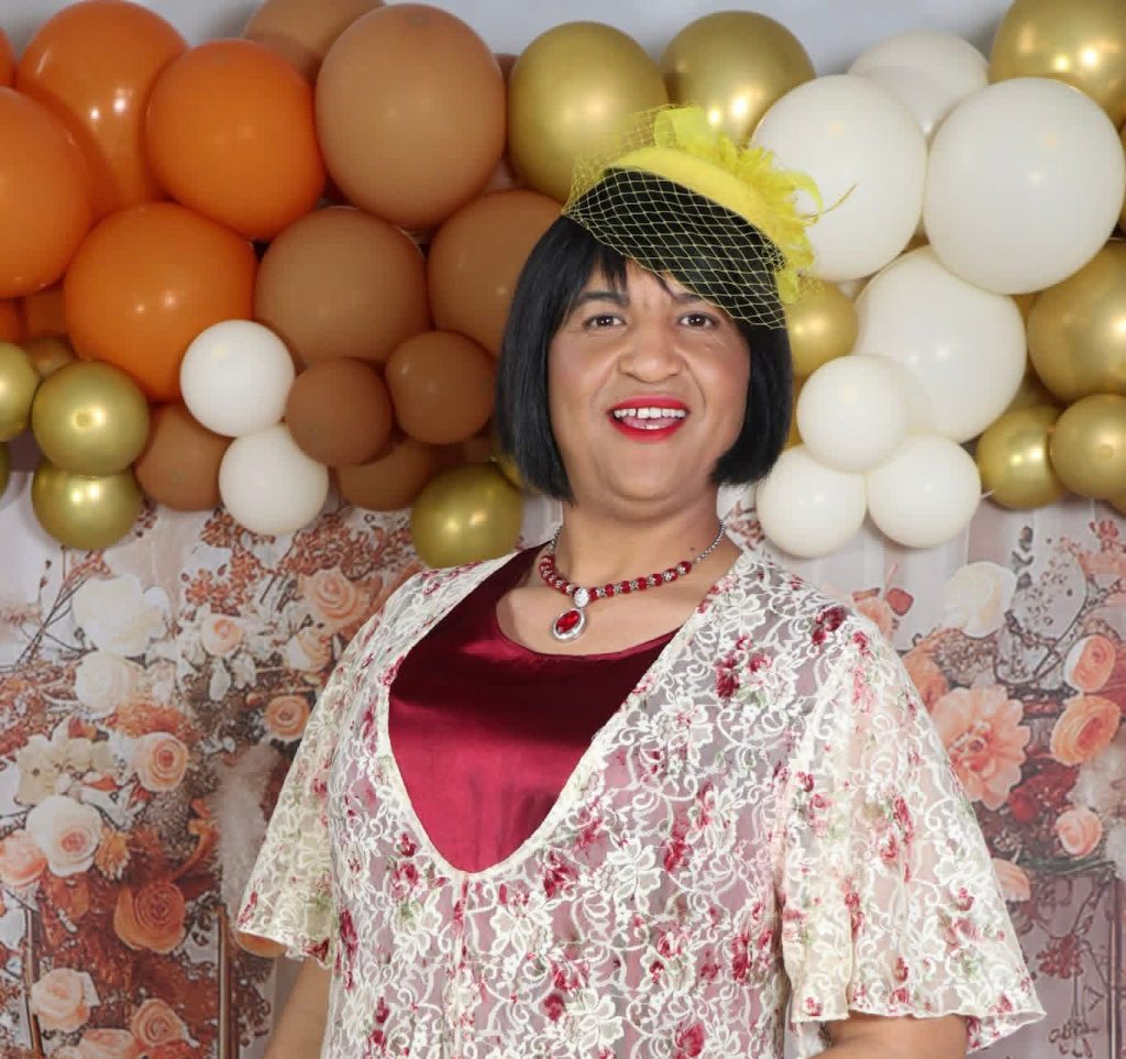 Warren "Auntie Katriena" Louw sal jou laat lag tot jy rekmerke kry.
