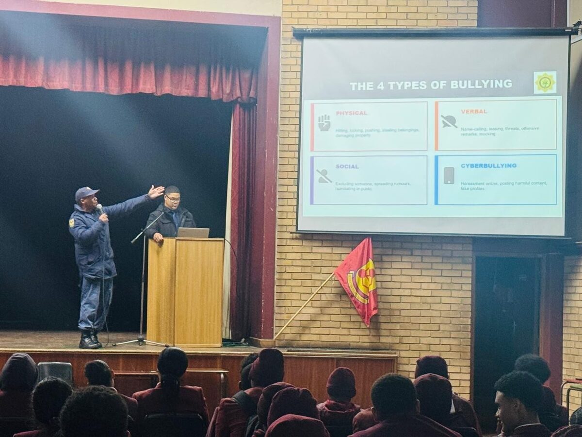 Beamptes van die Bellville-polisiekantoor verduidelik die vier soorte boeliegedrag — fisiek, verbaal, sosiaal en kuberboelie — vir leerders van HTS Bellville tydens 'n bewusmakingsessie.