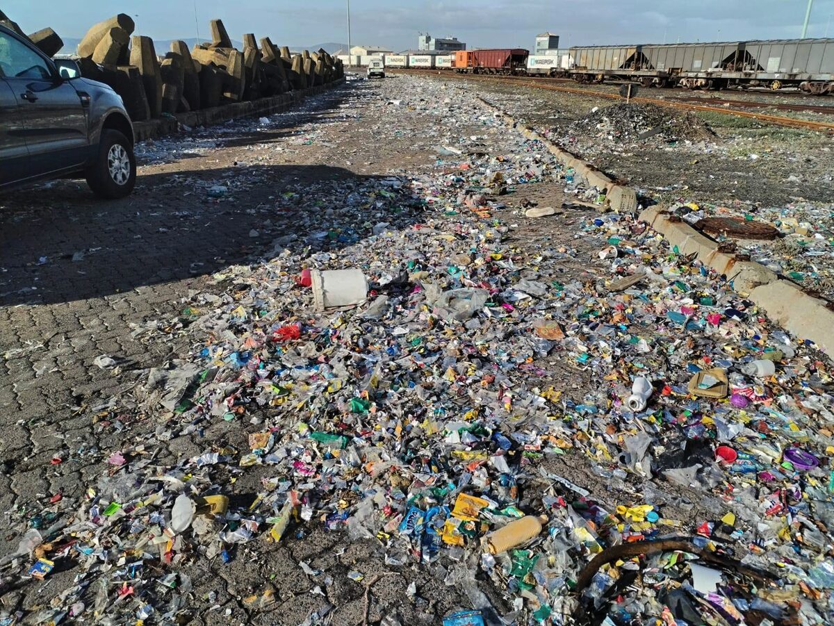 ReThink The Stink warns of urban waste spreading across Cape Town beaches and bays.
