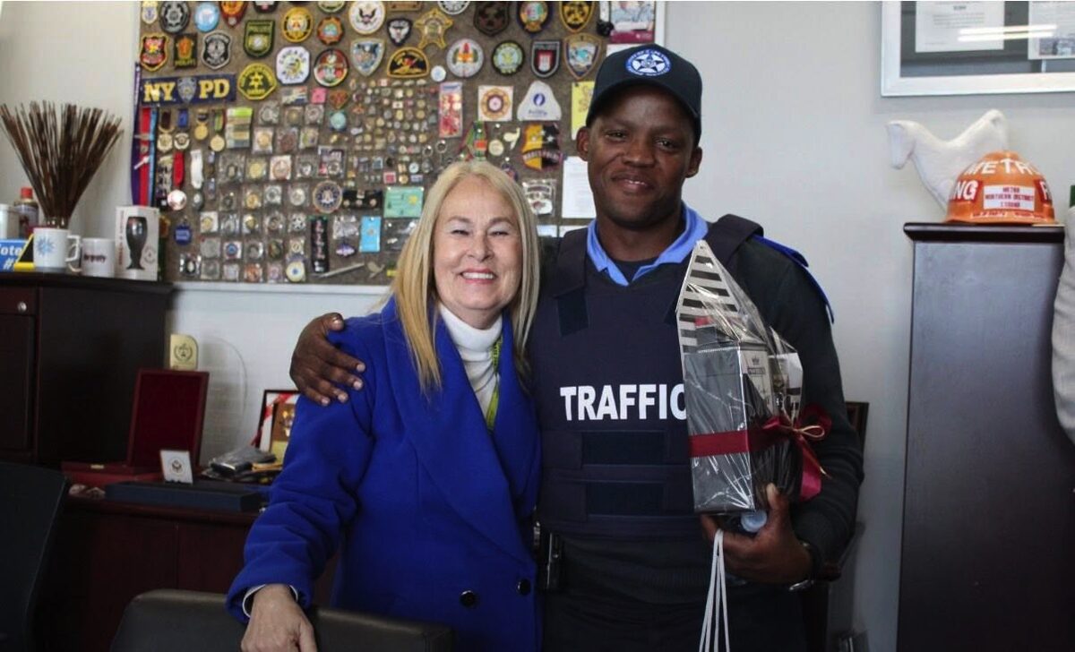 Ward councillor Sue van der Linde has praised traffic officer Anathi Ndyalvan for helping save her life.