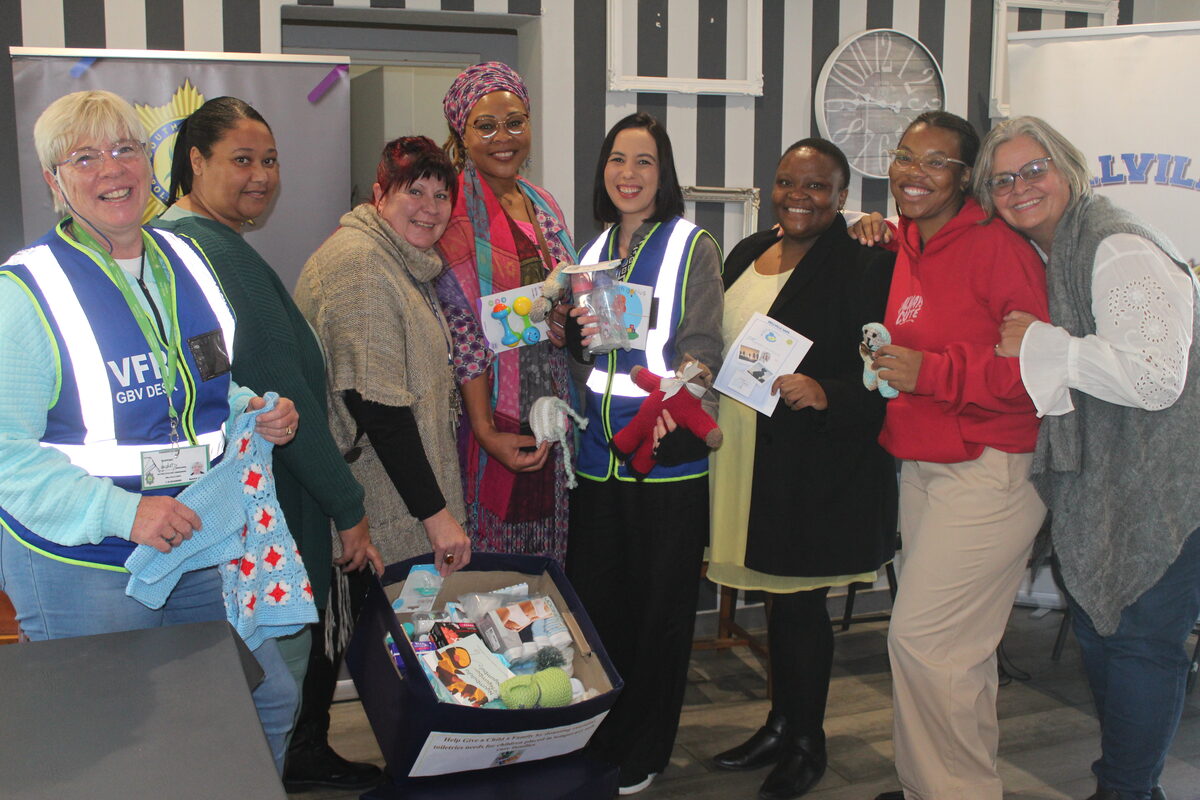 Van links na regs is Sandra Joubert (VEP), Henriette Twaku (PAC) Zinnie Wiomentz, Jacque Pondo, Elizma Viljoen VEP-koördineerder, Loyiso Dumako, Phiwe Nikisi en lt.kol. Fienie Nimb.
