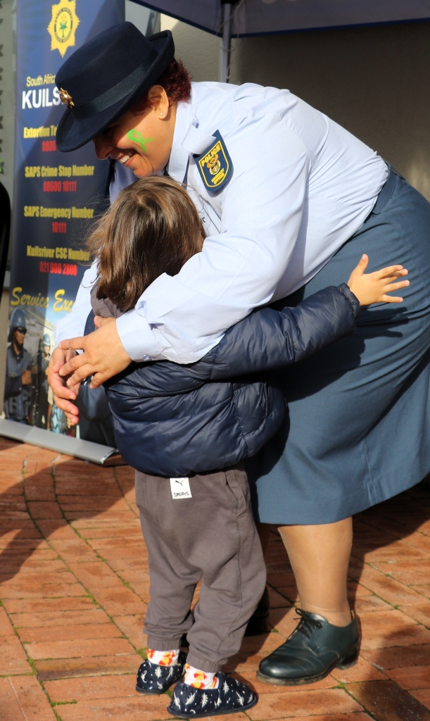 Micah Faulmann gee vir AO Estelle April 'n drukkie.