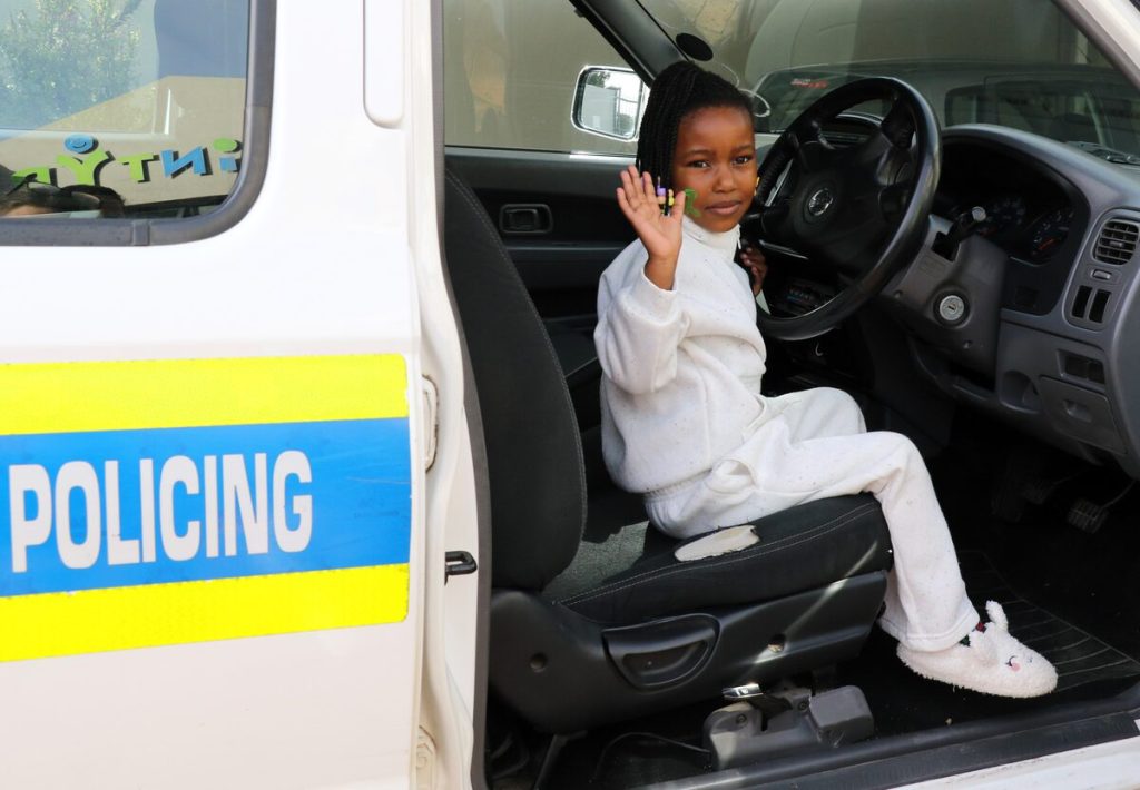 Khanya Qupuna binne-in die polisie se bakkie.