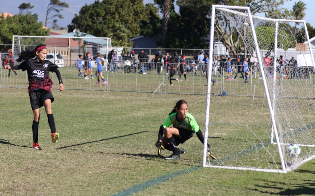 U-12 Girls: Bellville A vs Wynberg St Johns Girls. Skyler Linde (Bellville  FC), Kelsey van Rensburg (W)