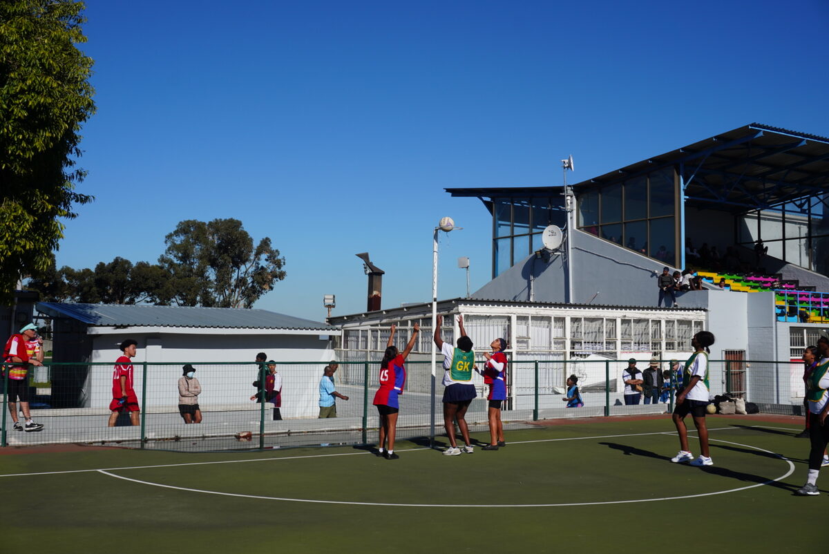 Netbalspelers gee hul beste op die baan.