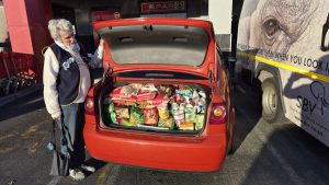 De Grendel Lions Club collects six trolleys of food in winter drive