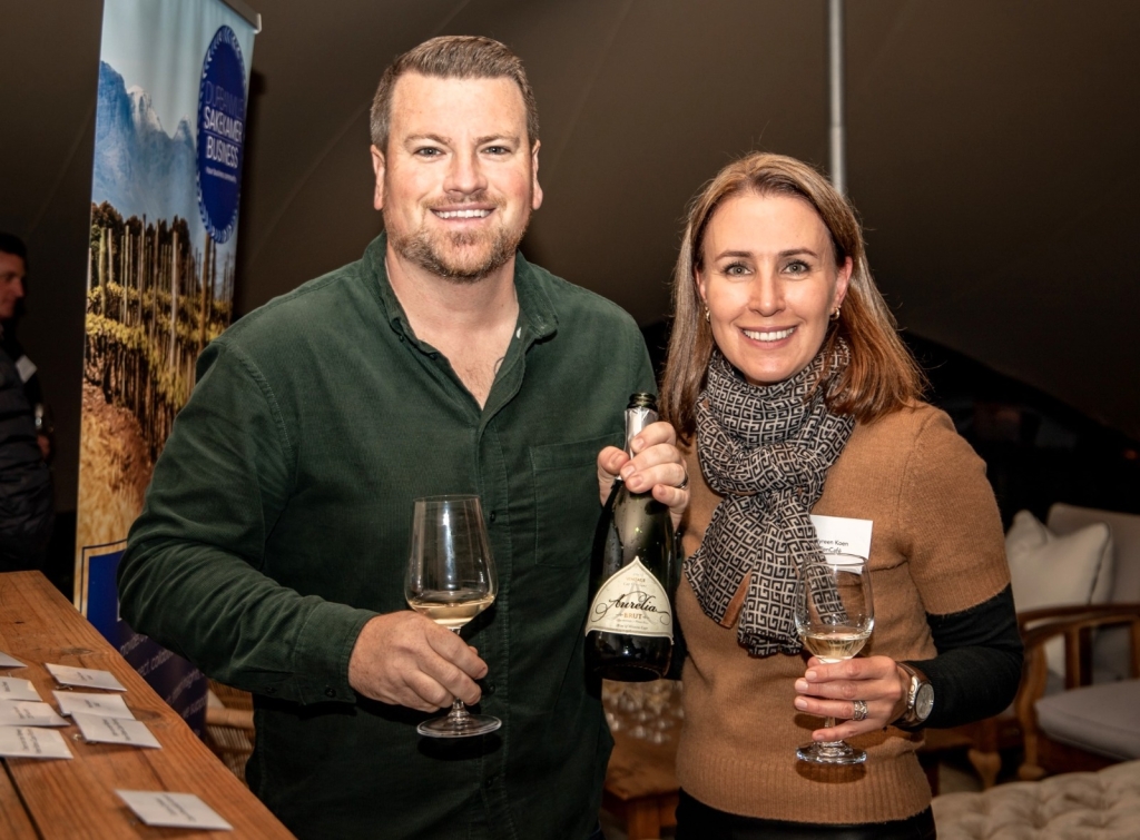 Die wynmaker Arno Smith van Arno Smith Wine Company is hier by Nyreen Koen, sekretaresse van die Durbanville-Sakekamer. Smith het 'n wynproe by die vergadering aangebied. Foto: Johan Winterbach/JW Brands