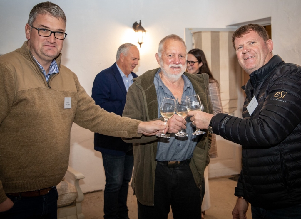 Van links klink Ernst Marais, André Conradie en Eben Benade 'n glasie by die geleentheid. Foto: Johan Winterbach/JW Brands