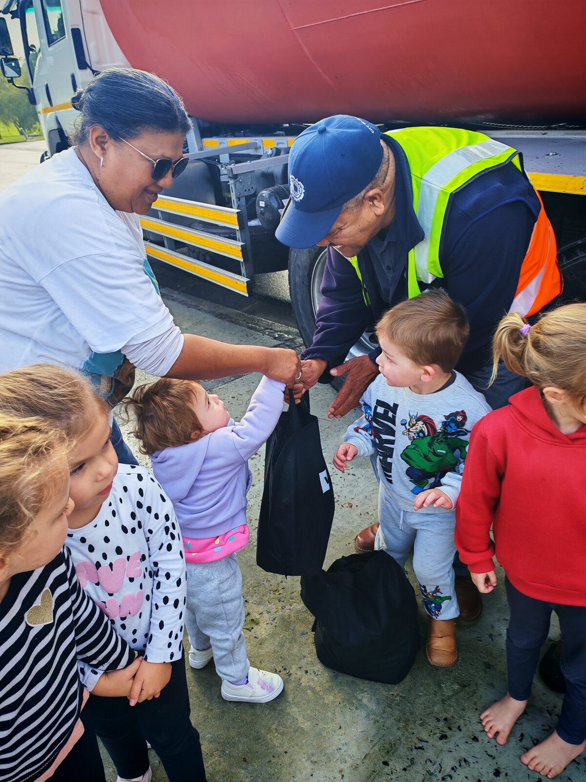 Leef Kidz se kinders was al te bly om die harte van die vullisverwyderaars te steel.