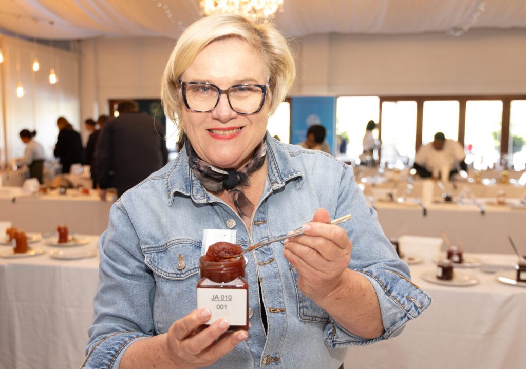Die televisiepersoonlikheid en resepteboekskrywer Carmen Niehaus was 'n beoordelaar.