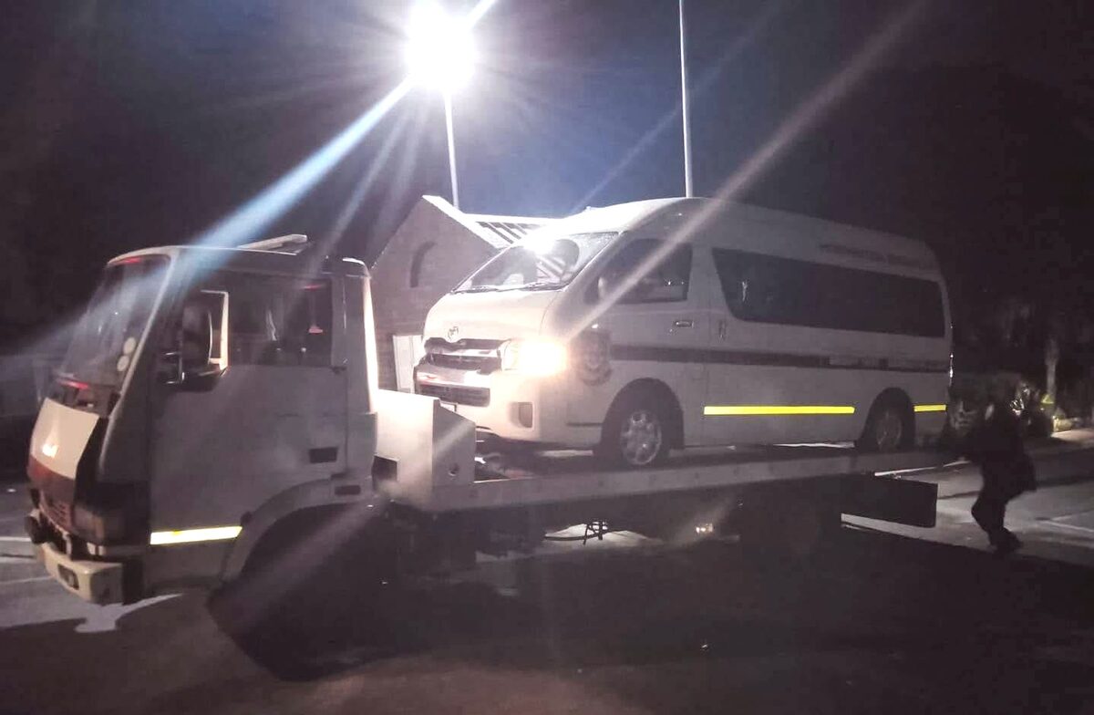 Die minibus-taxi van die skool is suksesvol teruggevind.