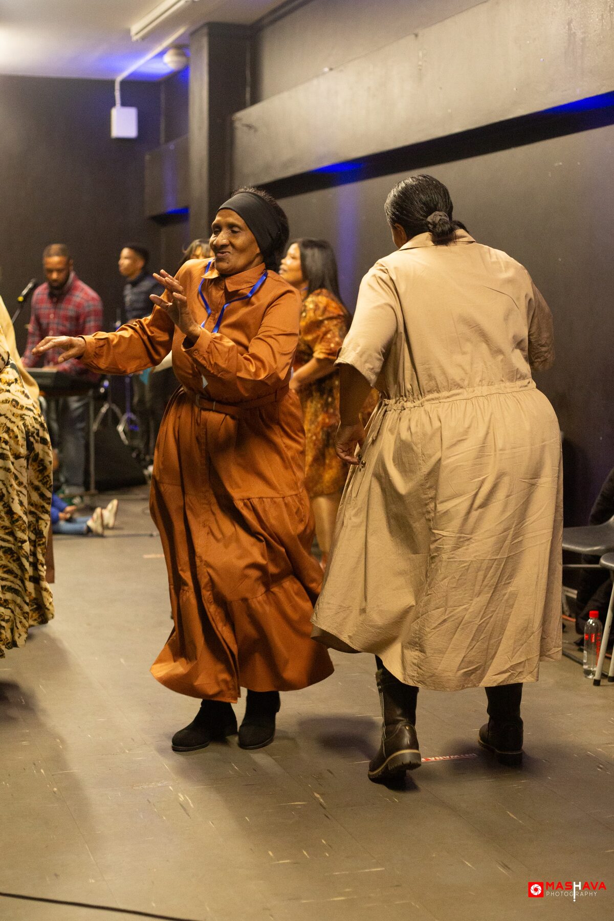 Oudleerders het saamgedans tydens die gospelkonsert.