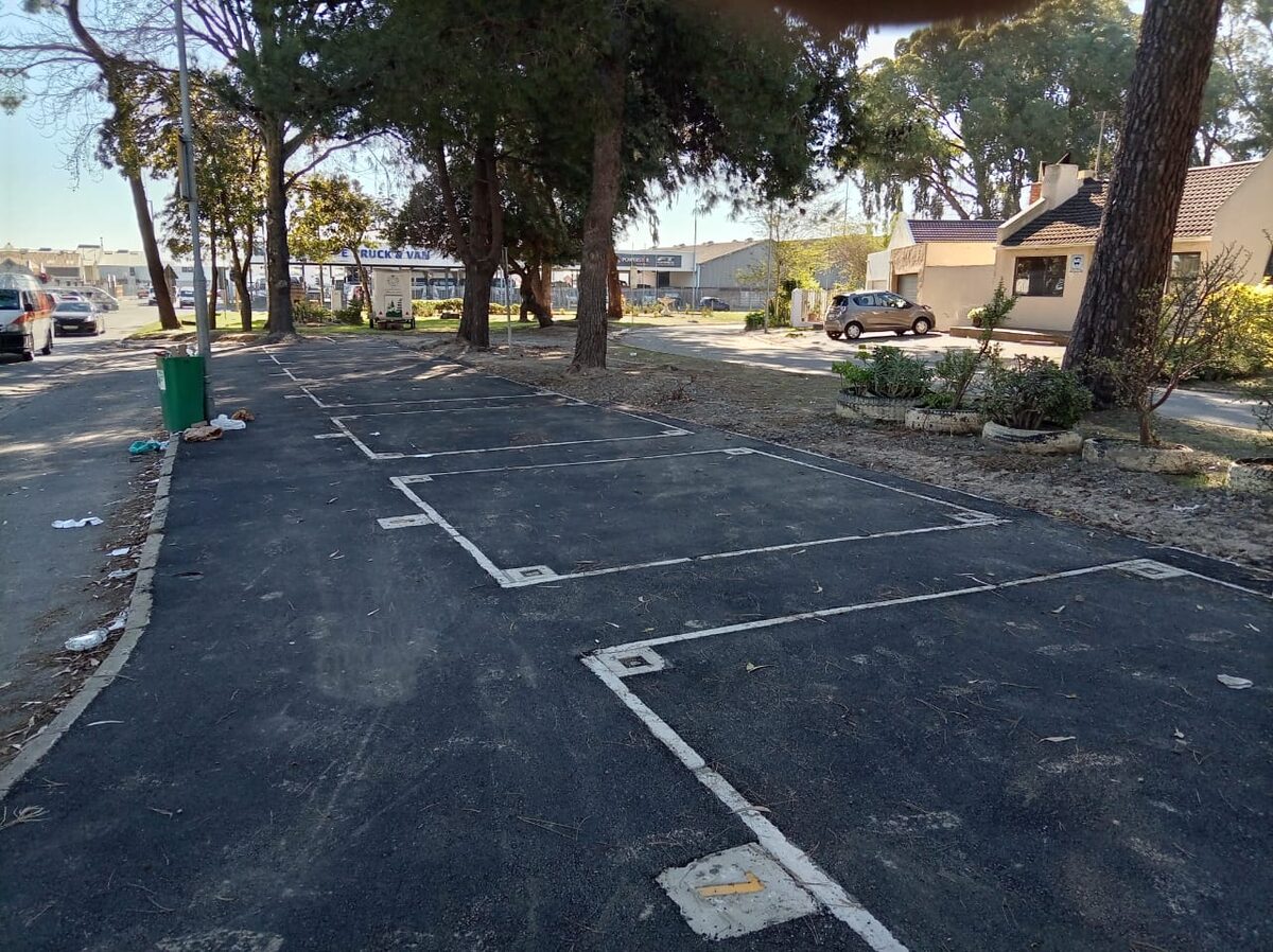 Eight informal trading bays are to be erected in front of homes along the main road, with only three parking spots and no ablution facilities.