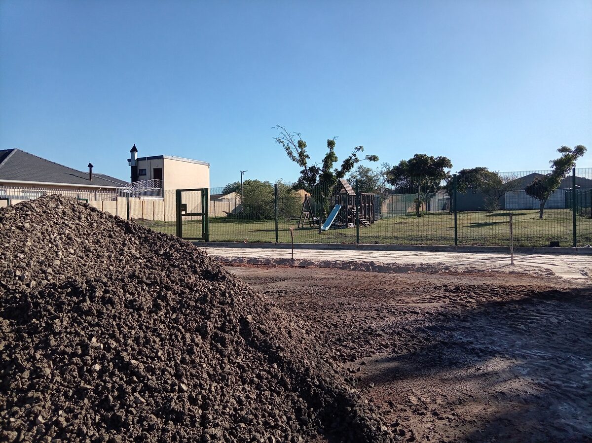 Die tien handelstaanplekke word reg voor die hekke van die park opgerig.