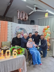 Wes-Kaapse premier, Alan Winde, gas by senior se 106de verjaarsdag-partytjie