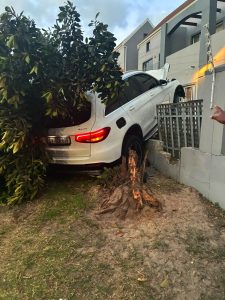 Luukse voertuig ploeg deur muur in Parklands