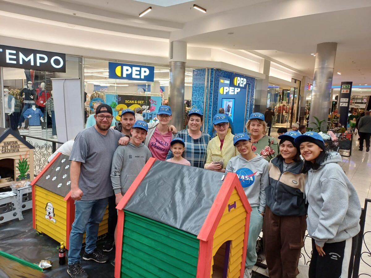 The team from Hantam Pet Paws with their kennels