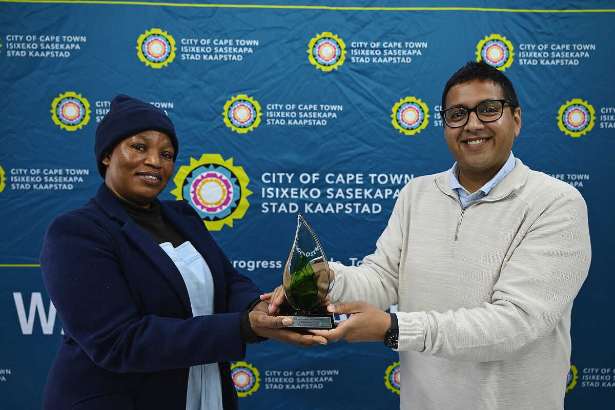 Zahid Badroodien handing over the award to Lesiba Matlala the Kraaifontein WWTW plant manager.