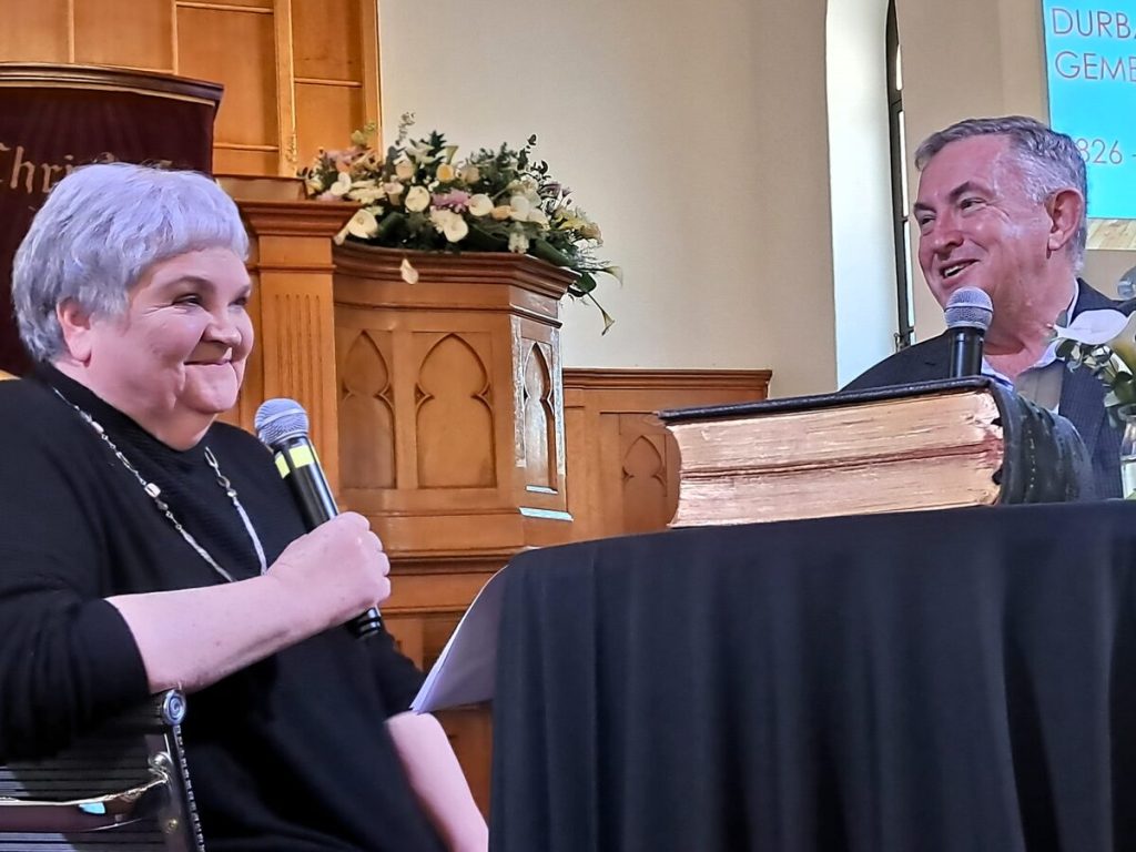 Lizelle de Bruin en die skrywer van die gedenkboek, Andrew Kok.