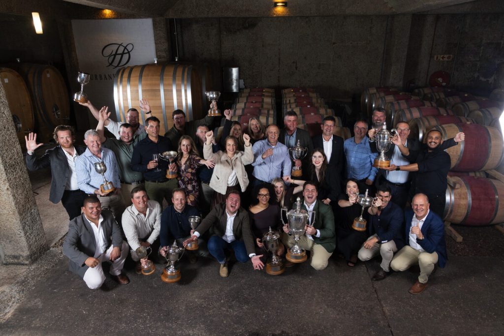 Die trofeewenners van die heel eerste Kaapstad-Jongwynskou hou hul trofeë omhoog.