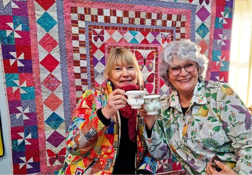 Rentia de Meyer en Aiza Hoar is voor die vrolike kwilt wat Rentia gemaak het.
