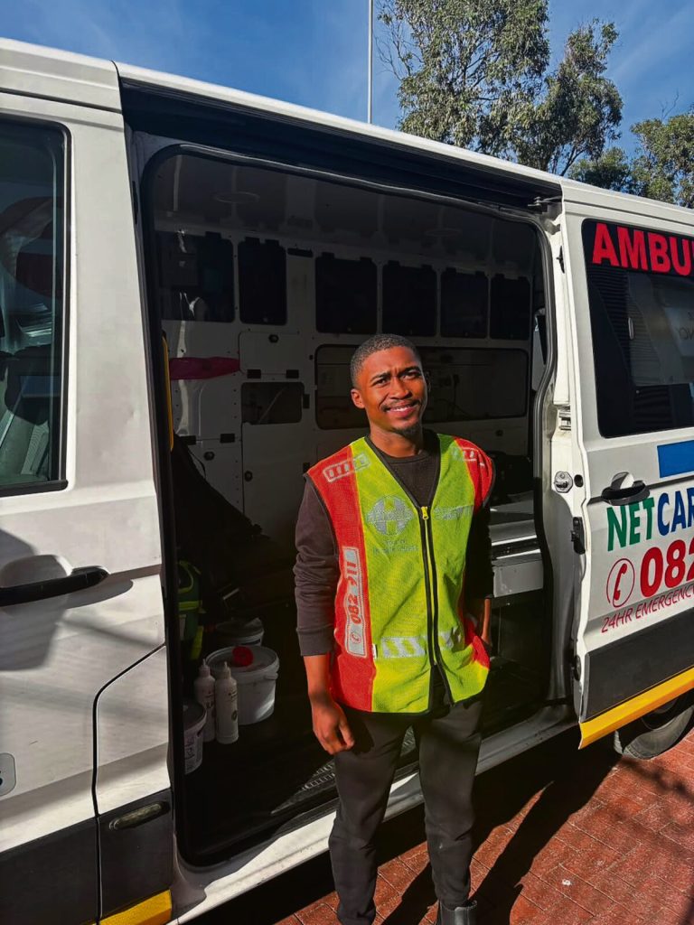 Chevaan Abrahams by die ambulans van Netcare..