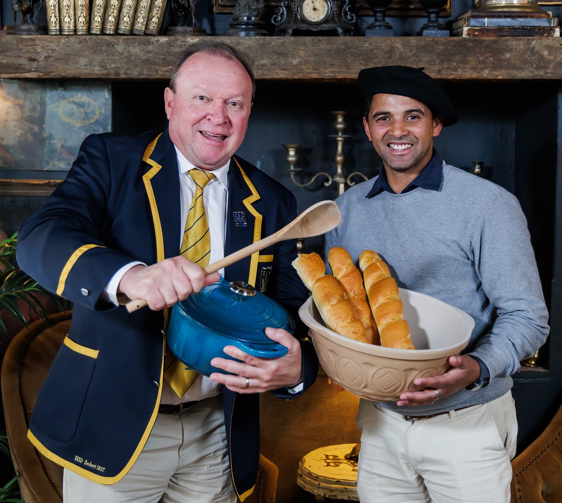 Dick Koekemoer (links), voorsitter van die Durbiebond, het pret saam met sjef JP Marais van Groot Phesantekraal Restaurant. Foto: Charl Smith/ Magma Media