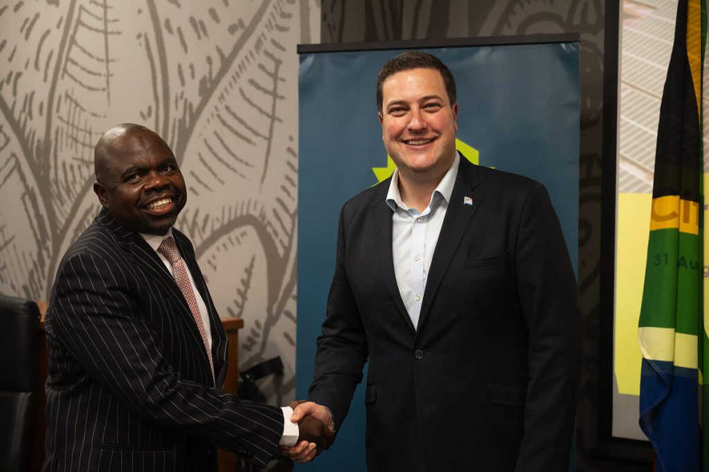 Jeffrey Mulabisana (Chief Executive Officer, IPP: Jempec) and Cape Town Mayor Geordin Hill-Lewis.