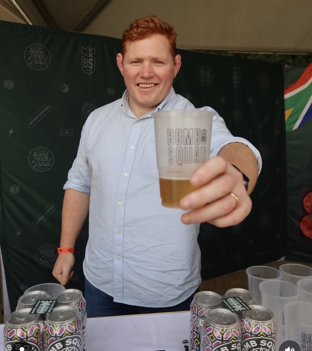 Steven Kitshoff met sy bier wat na die Bomb Squad vernoem is.