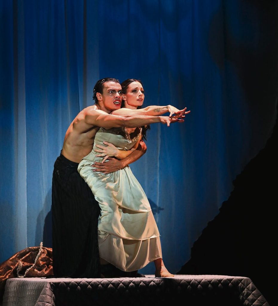 Cape Town City Ballet Lead Principals Leusson Muniz as Dracula and Kirstél Paterson as Mina.