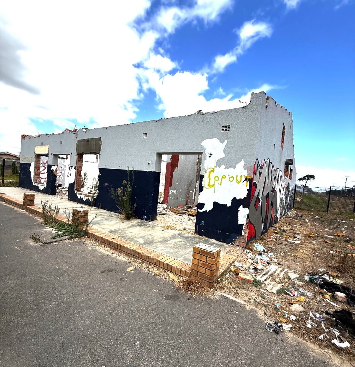 Gang markings associated with the 26, 27, 28 and USA gangs are reportedly visible throughout the area.