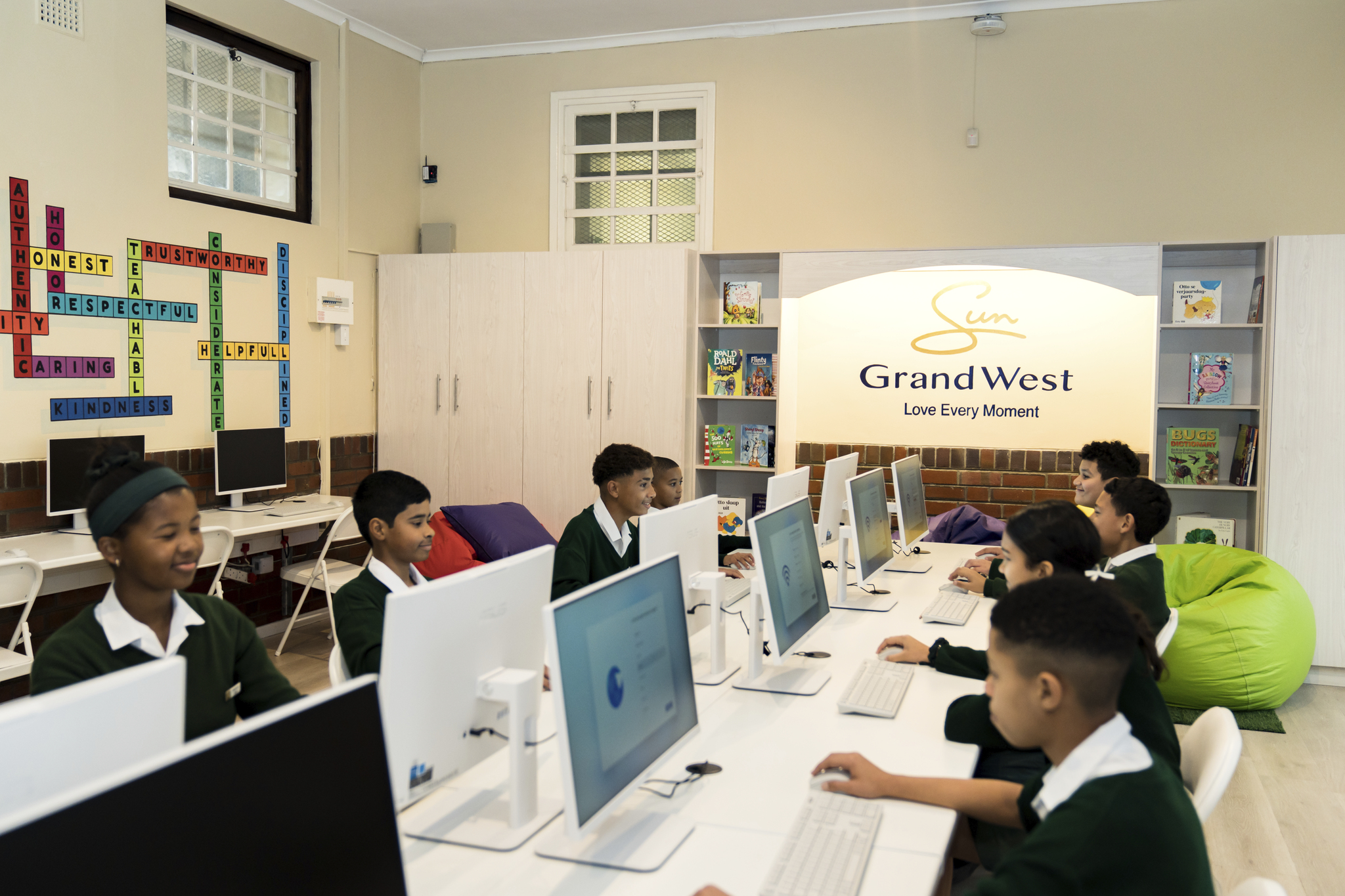 Learners from De Waveren Primary School using their new computers.