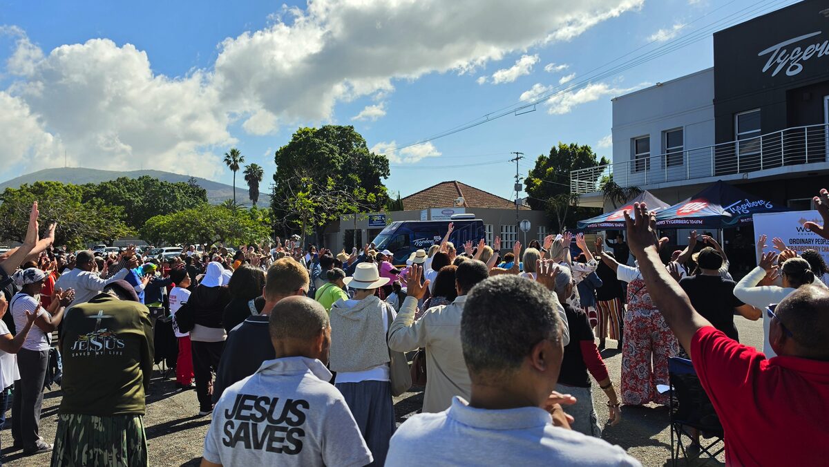 Honderde byeen om te verenig in gebed by Radio Tygerberg
