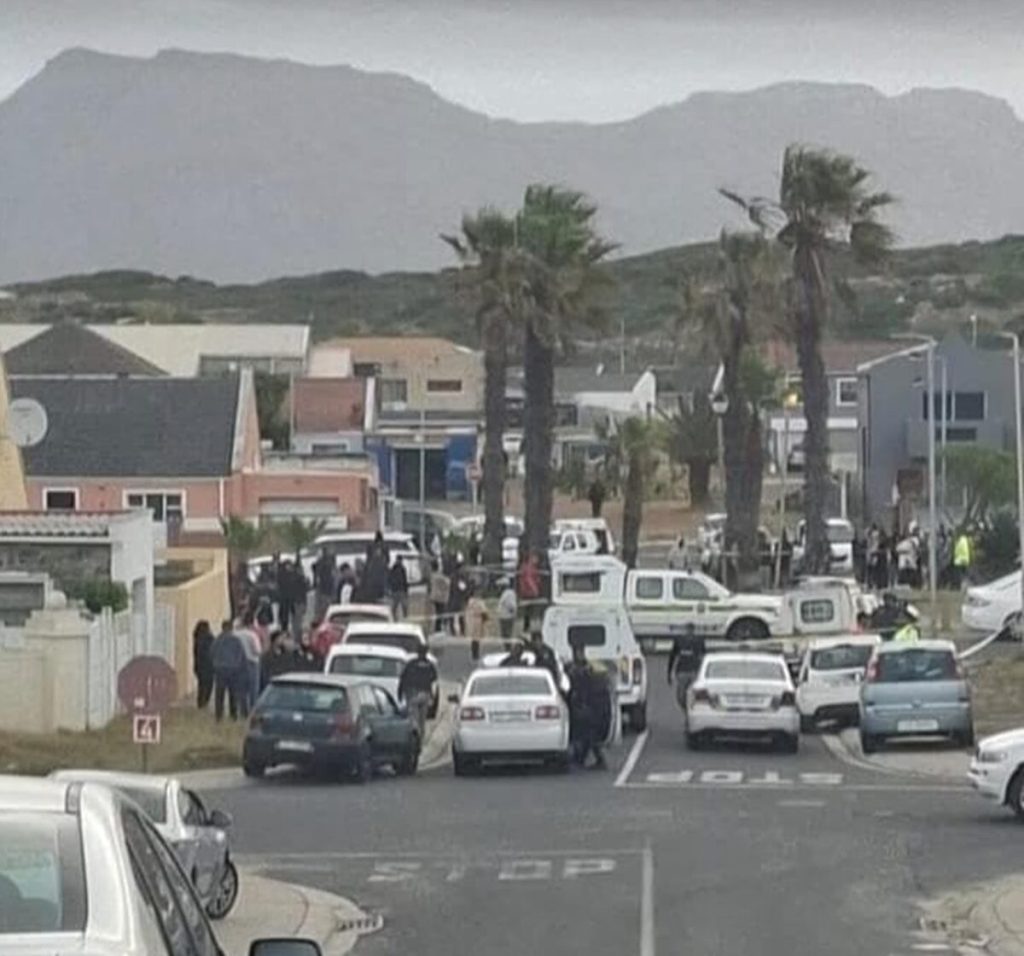 Police cordoned off the circle while forensics combed the scene.