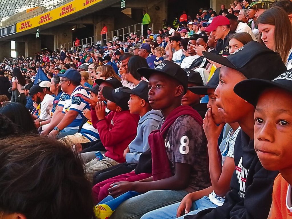 Die kinders in die stadion.