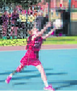 ‘Ystermeisie’ speel netbal met kunsbeen