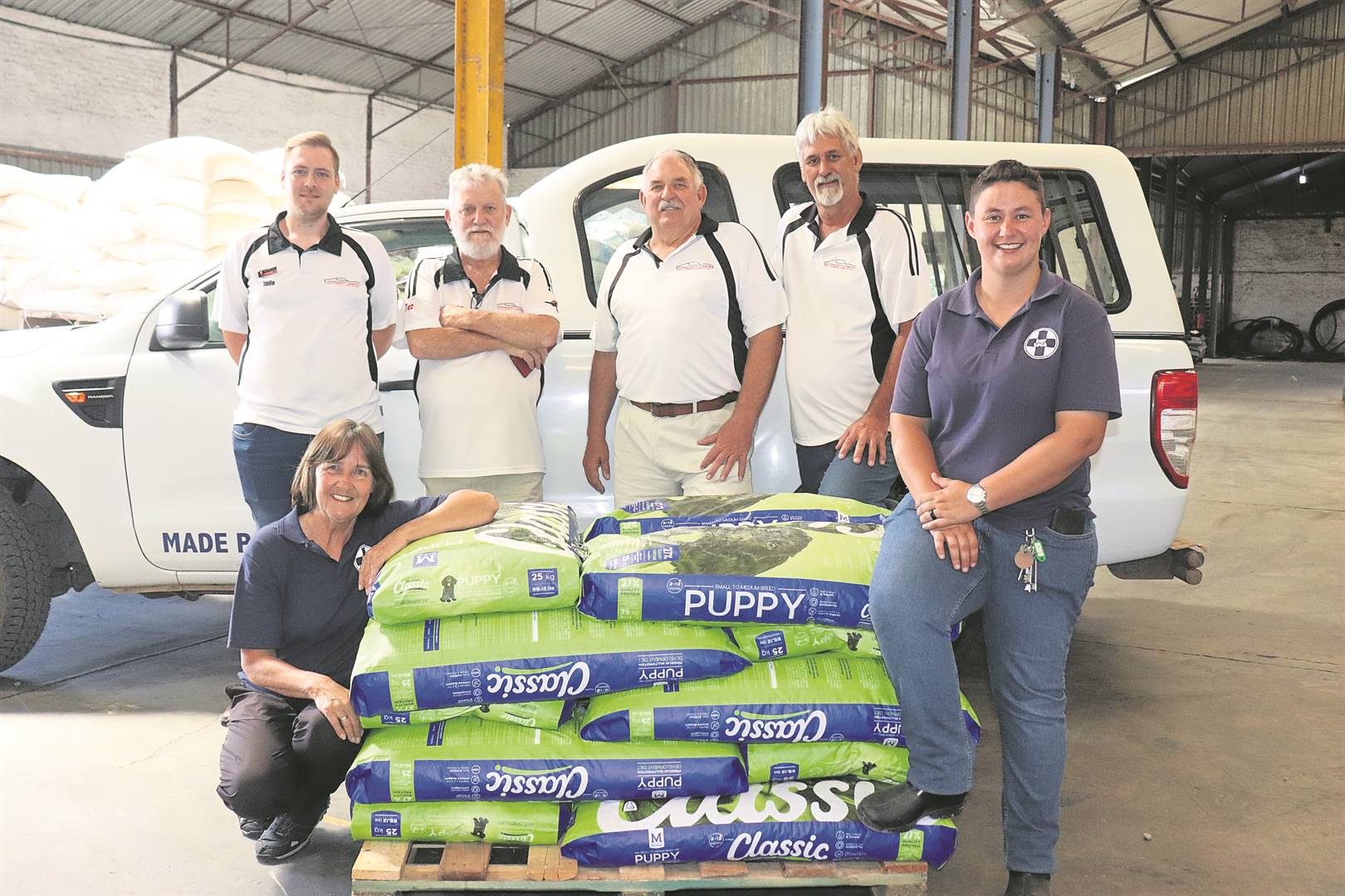 In the photo, at the back, are Imile Boshoff, Freddie Olivier, Marchane Erasmus (Concept Crew Vice-Chairperson), and Pierre Janse Van Rensburg (Concept Crew Chairperson). In front are the SPCA Uitenhage’s Deirdré Swift and Juan-Marie Maritz.