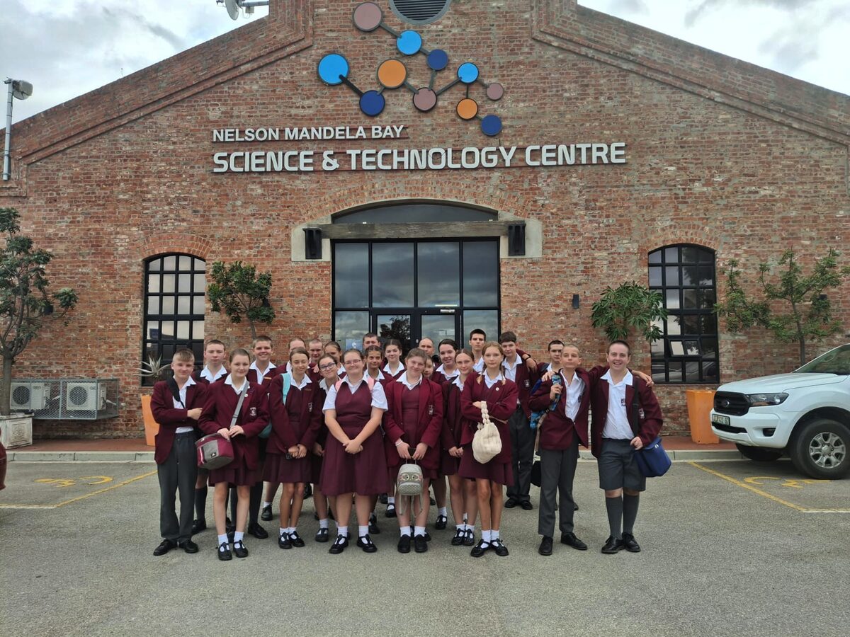 Students from Bet-El Christelike Akademie (Beca School) in Kabega, Gqeberha, visited the Science and Technology Centre in Kariega for a day of scientific discovery, engaging in hands-on activities that included starch tests, acid and base experiments, and captivating science shows. The visit offered an exciting opportunity to explore the wonders of science in an interactive and educational environment.