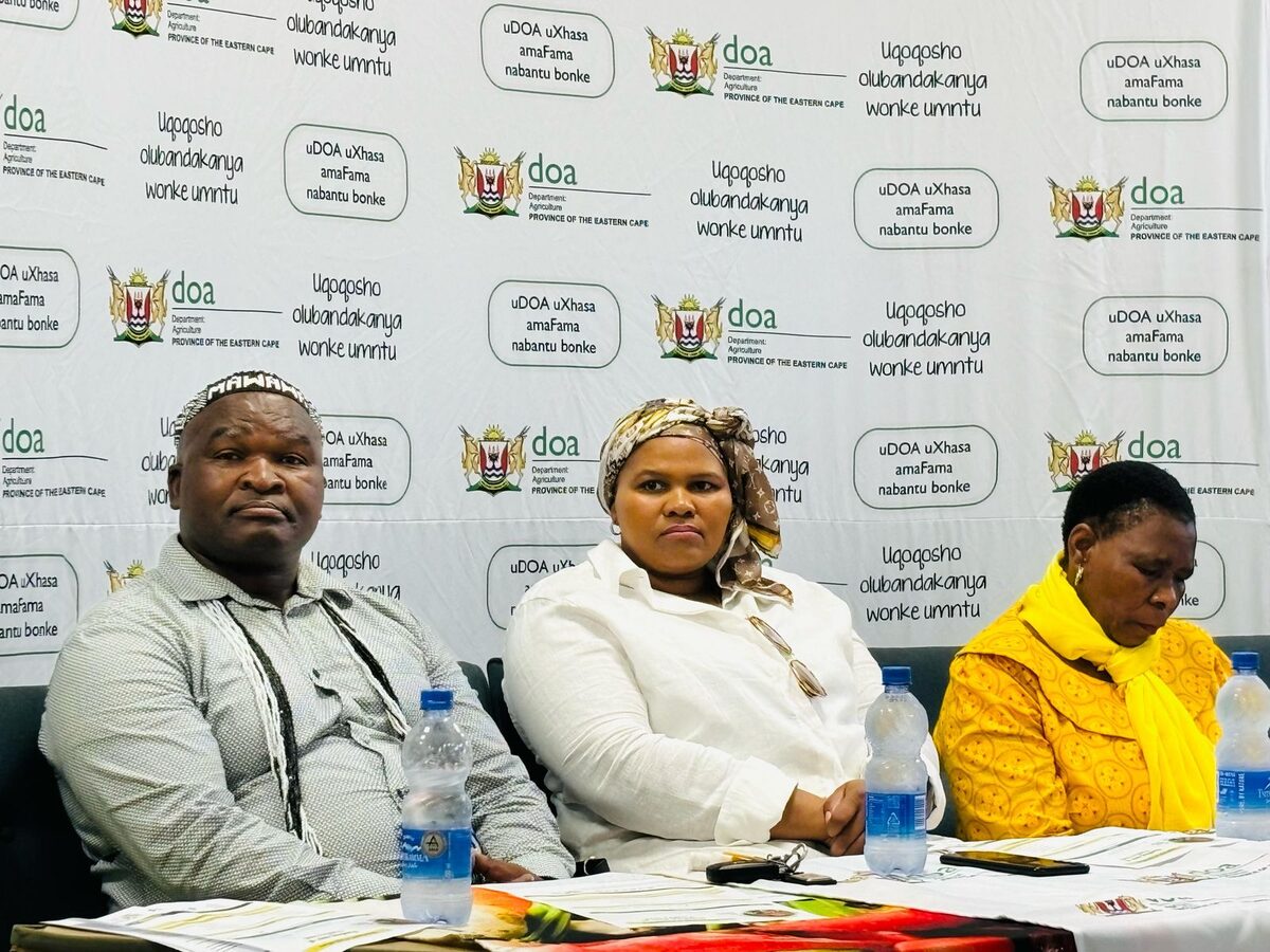 The Department of Agriculture, in collaboration with the Nelson Mandela Bay Municipality (NMBM), recently handed over much-needed poultry feed to local farmers in Kariega. Executive Mayor, Councillor Babalwa Lobishe (middle) and Councillor Bassie Kamana, Member of the Mayoral Committee (MMC) for Economic Development, Tourism, and Agriculture were present.