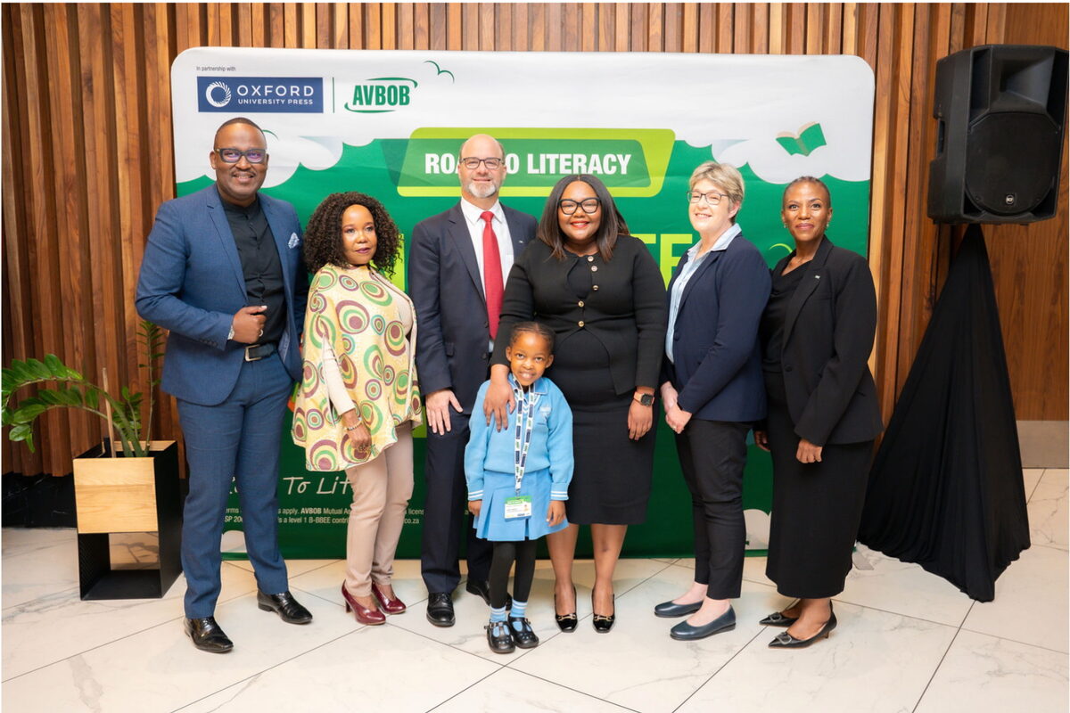 The 2025 Road to Literacy campaign included over 100 beneficiaries from the Eastern Cape. From left are Bongani Bongiwa, Gugu Ndebele (Executive Director of the Oprah Winfrey Leadership Academy for Girls), Carl van der Riet (AVBOB CEO), Jamila Mbedzi (Grade 3 from Tokyo Sexwale Primary School in Ga-Rankuwa, Pretoria), Siviwe Gwarube (Minister of Basic Education), Karen Simpson (MD of OUPSA), and Kebo Mosweusweu (AVBOB General Manager of Shared Value and Sustainability).