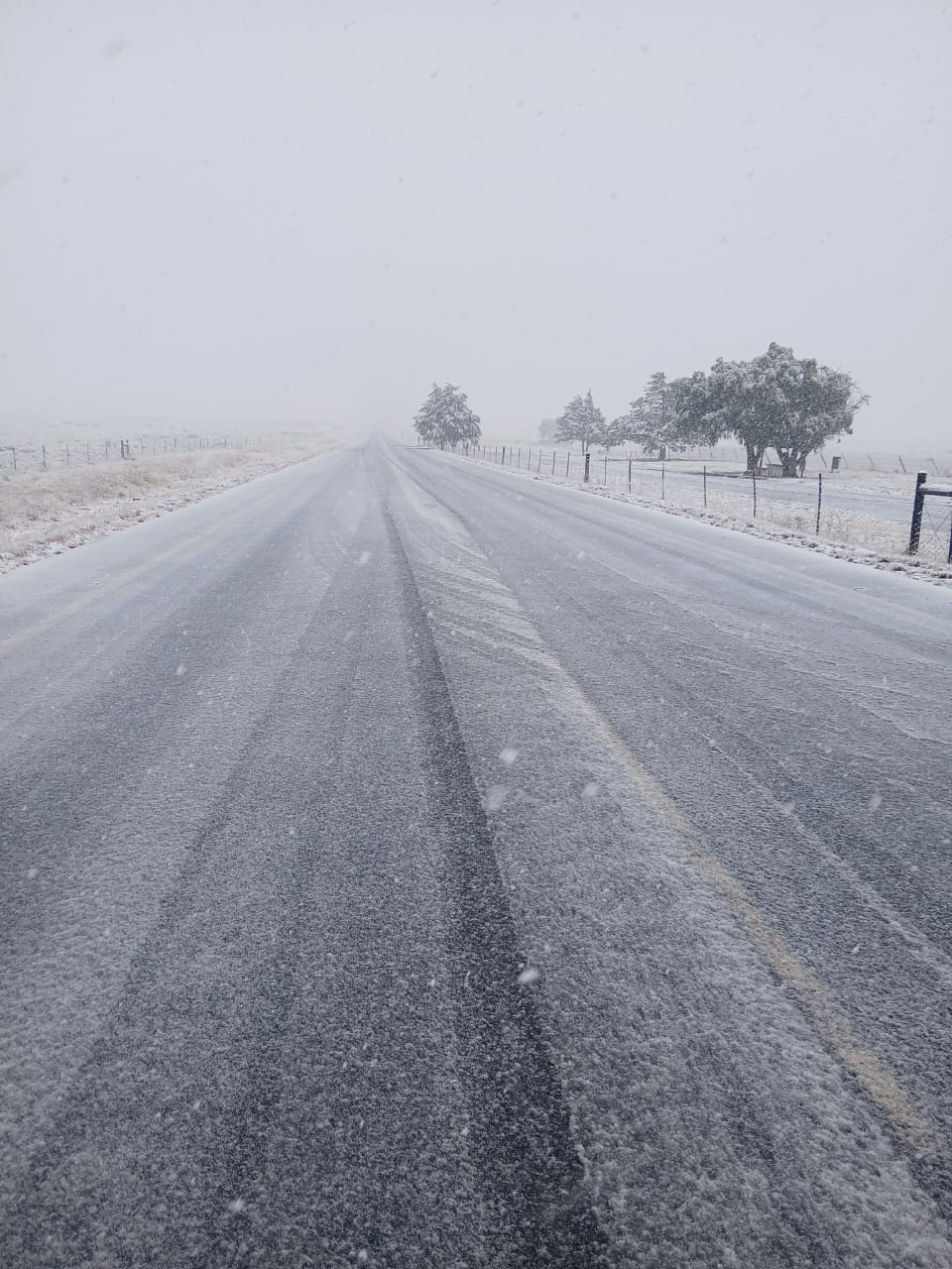 WATCH | Mountain pass near Graaff-Reinet closed as snowfall continues to fall