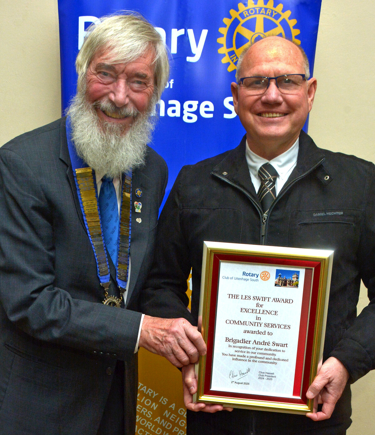 Retiring Rotary Club of Uitenhage South President Clive Hassell presents the Les Swift Award to retired Brigadier André Swart.