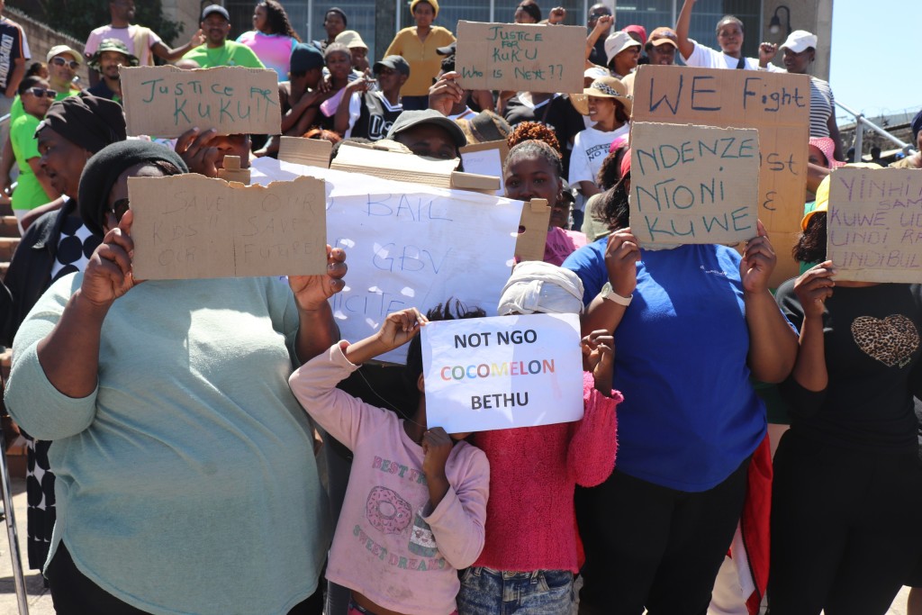 Residents of KwaLanga came in numbers to support the bereaved family.