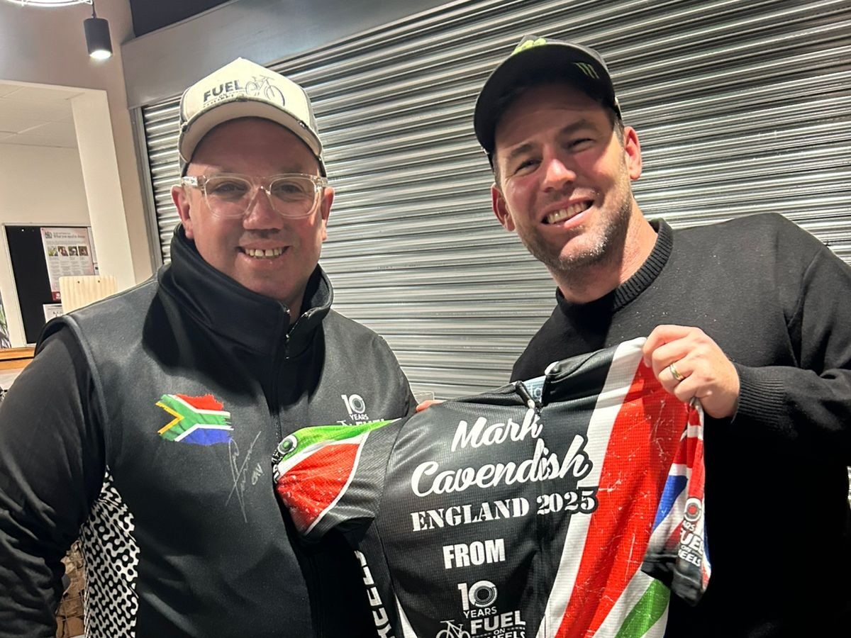 Johan Oosthuizen (Fuel on Wheels founder) with cyclist Mark Cavendish.