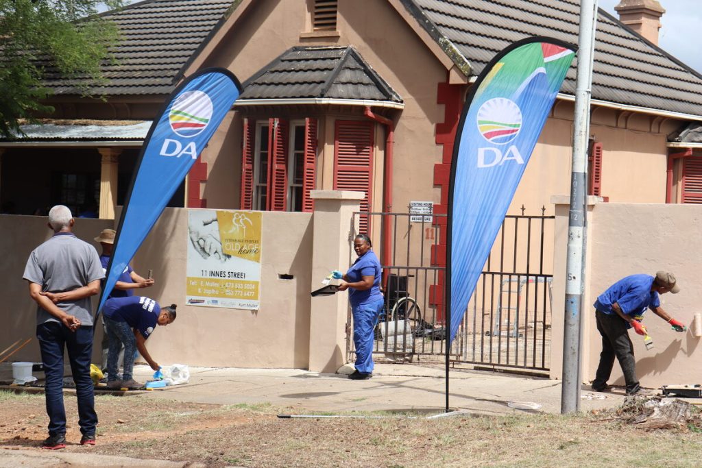Volunteers from the DA recently painted the Uitenhage People's Old Age Home.