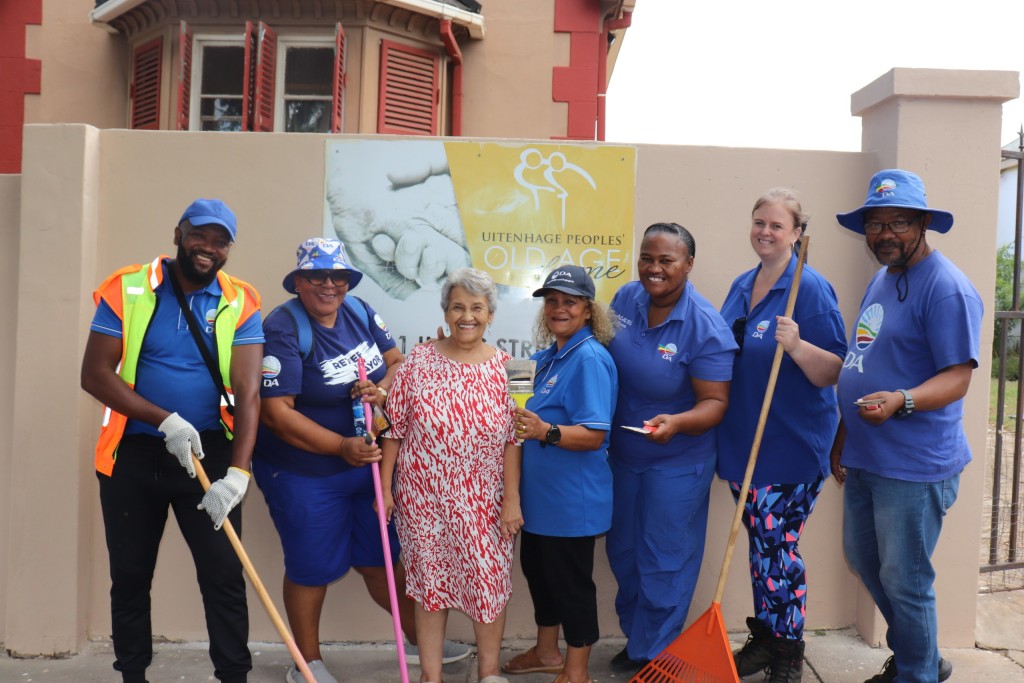 Pictured from left are Councillors Sebenzile Rafani (PR Councillor), Susan Ruiters (Winterhoek Constituency DAWN Chairperson), Elizabeth Muller (Board Member at the Old Age Home), Franay Van de Linde (Ward 48 Councillor), Ziyanda Vasco (PR Councillor), René Meyer (PR Councillor) and Tommy Faltain (PR Councillor).